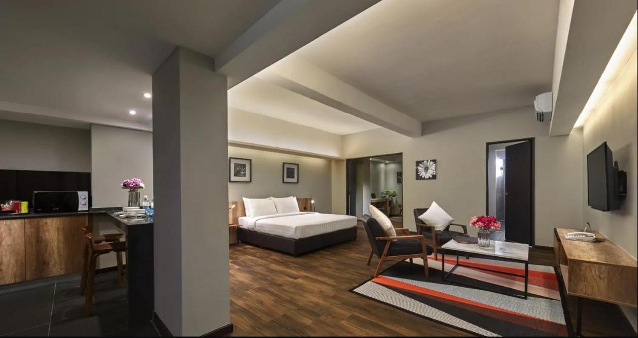 Tropics Eight Suites George Town Extérieur photo