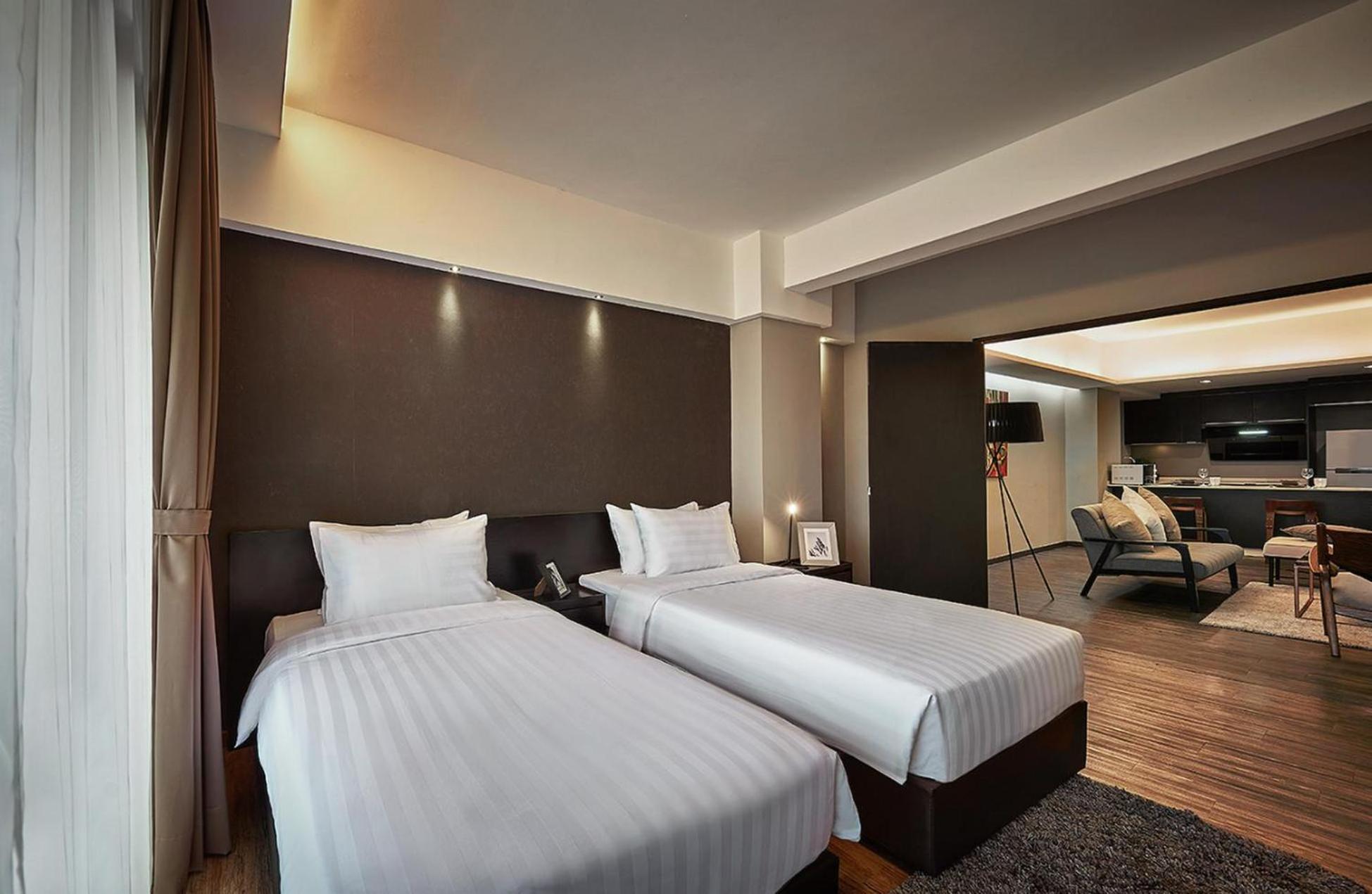 Tropics Eight Suites George Town Extérieur photo